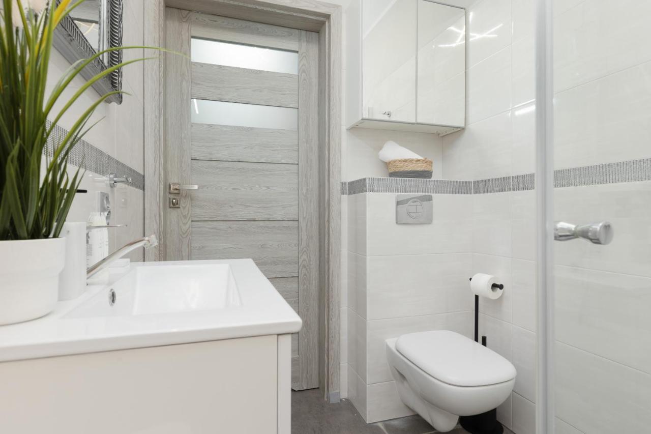 Modern One Bedroom Apartment With Parking In Lodz By Renters Prestige Kültér fotó